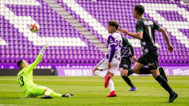 Arroyo marca al Racing en Zorrilla (Foto: Real Valladolid).