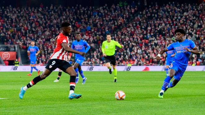 Thierry Correia ante Williams (Foto: Athletic)