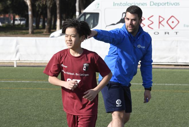 El técnico Saúl Vázquez da indicaciones a uno de los jóvenes de LaLiga Grassroots (Foto: Kiko Hurtado).