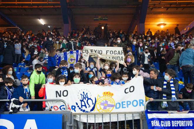 Niños y niñas deportivistas en las gradas del estadio de Riazor (Foto: RCD).