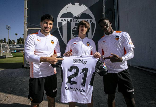 Bryan Gil, junto a Ilaix y Carlos Soler celebrando su cumpleaños (Foto: Valencia CF).