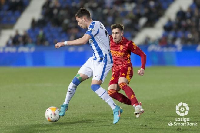 Chavarría defiende un balón ante Randelovic (Foto: LaLiga).