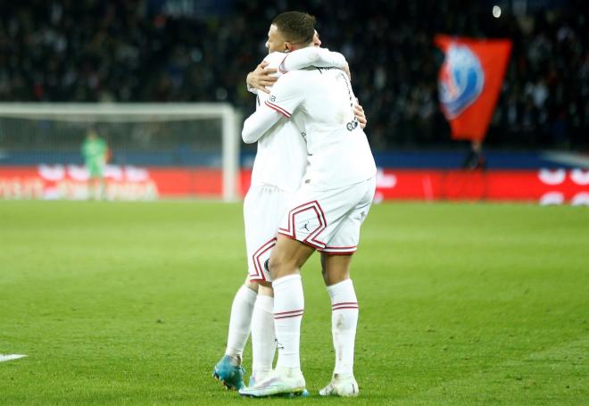 Mbappé celebra un gol con Leo Messi (FOTO: EFE).