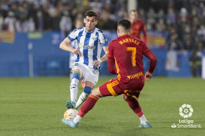 Narváez presiona a un rival en el Leganés-Real Zaragoza (Foto: LaLiga).