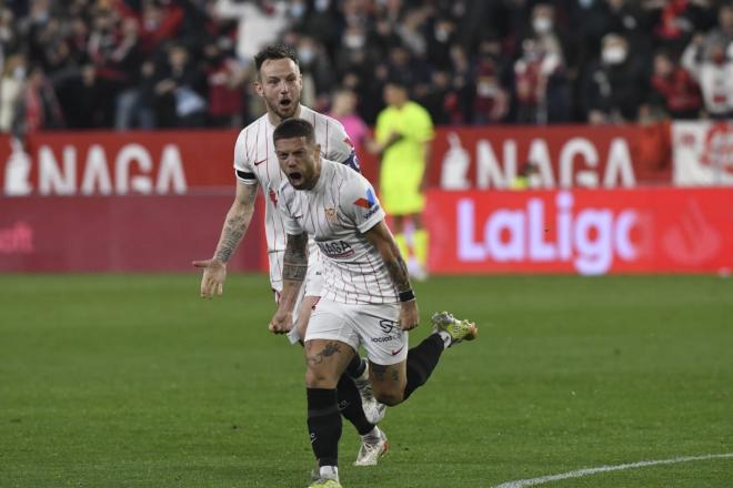 Papu Gómez celebra su gol ante el Elche (Foto: Kiko Hurtado)