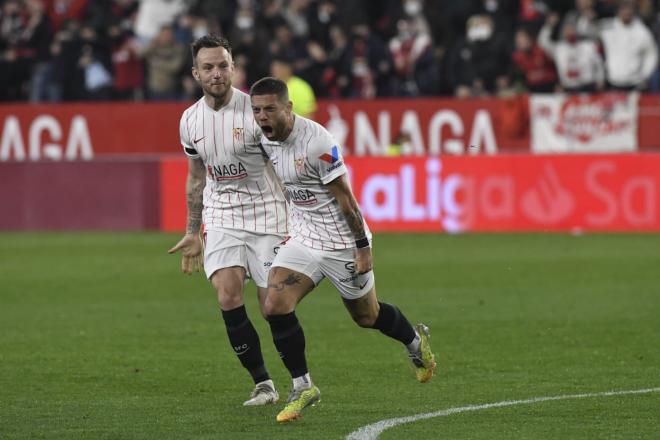 Papu Gómez celebra su gol ante el Elche (Foto: Kiko Hurtado)