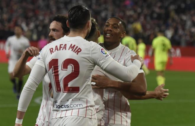 Rafa Mir, goleador, celebra el tanto con su asistente, Martial, además de con Delaney y Munir (Foto: Kiko Hurtado).