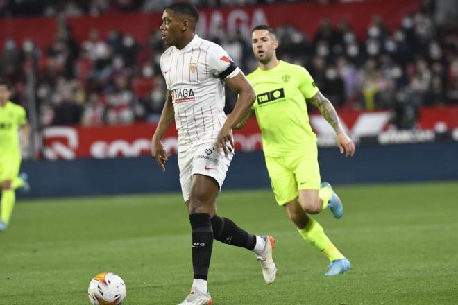 Martial, en una acción del Sevilla-Elche. (Foto: Kiko Hurtado).