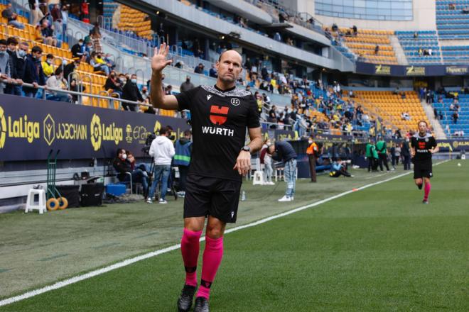 Mateu Lahoz, saludando al público antes del partido (Foto: Cristo García).