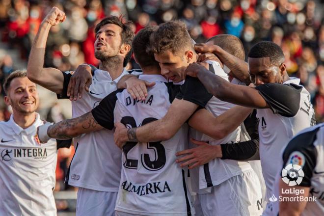 Los jugadores del Sporting celebran el gol de Christian Rivera en Anduva (Foto: LaLiga).