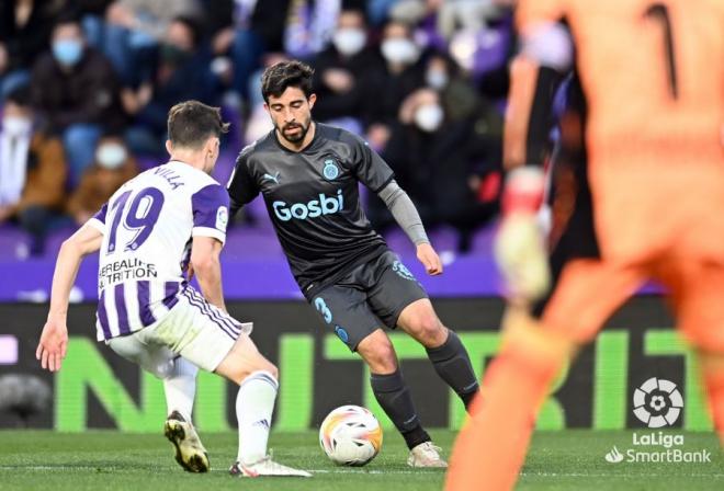 Toni Villa defiende un ataque del Girona.