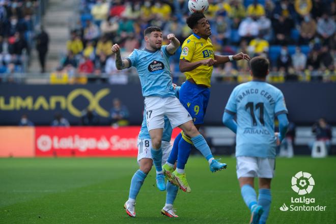 Javi Galán pugna con Lozano durante el Cádiz-Celta en el Nuevo Mirandilla (Foto: LaLiga).