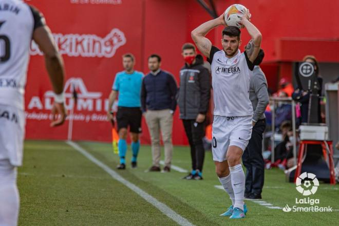 Calavera se dispone a sacar de banda (Foto: LaLiga).