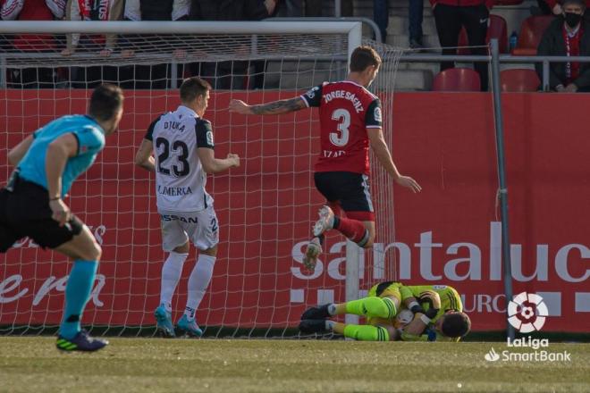 Djuka presiona a Lizoain que recoge el balón en el césped (Foto: LaLiga).