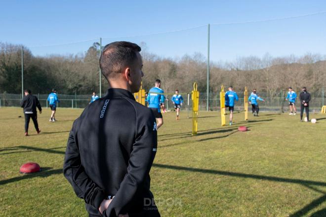 Borja Jiménez observando a sus jugadores en Abegondo (Foto: RCD).