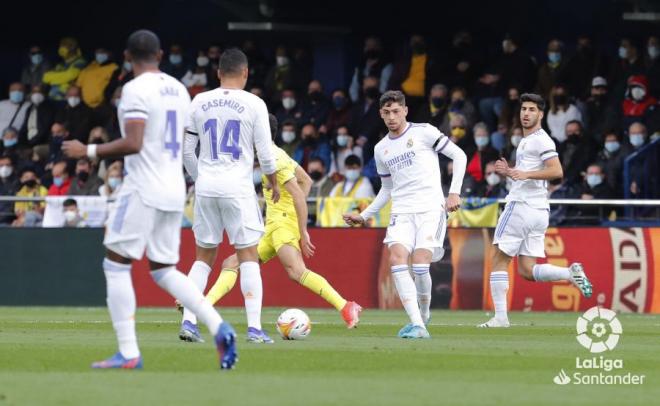 Fede Valverde da un pase en La Cerámica.