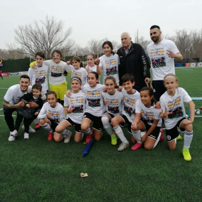 El alevín del Zaragoza Femenino hace historia al ganar una liga mixta. (Foto: Zaragoza Femenino)