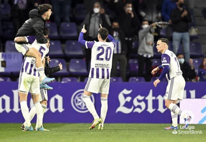 Los jugadores del Real Valladolid, tras el gol del vizcaíno Jon Morcillo (Foto: LaLiga).