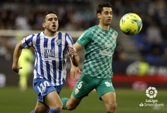 Jairo corre a por un balón en el partido ante el Almería (Foto: LaLiga).