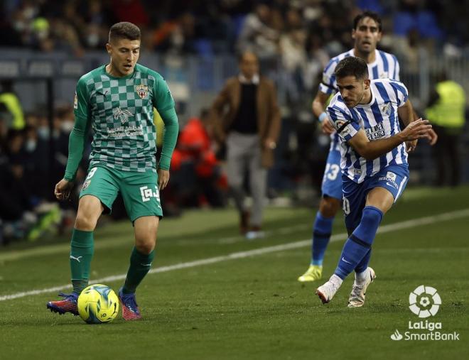 Jairo defiende a Portillo en el Málaga-Almería (Foto: LaLiga).
