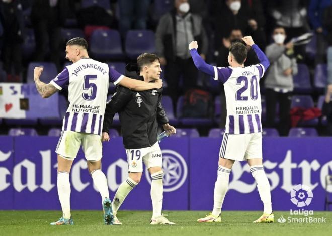 Javi Sánchez y Toni celebran el gol de Morcillo.