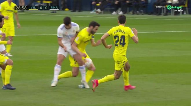 La entrada de Marco Asensio a Vicente Iborra.