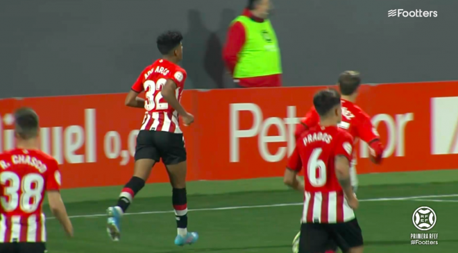 Los jugadores del Bilbao Athletic celebran el gol de Malcom al Zamora en Lezama.