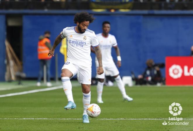 Marcelo, renovación pendiente de Florentino Pérez en el Real Madrid, intenta controlar un balón en La Cerámica.