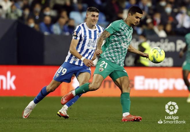 Roberto pelea por una pelota en el partido ante el Almería (Foto: LaLiga).