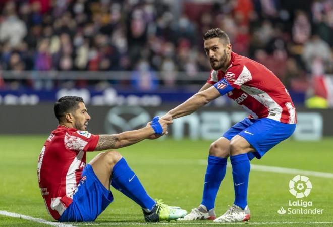 Koke ayuda a levantarse a Luis Suárez (Foto: LaLiga).