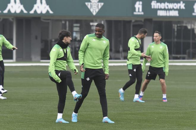 Bellerín y William Carvalho. (Foto: Kiko Hurtado).