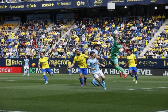 Dituro atrapa un balón ante Negredo y Araújo durante el Cádiz-Celta en el Nuevo Mirandilla (Foto