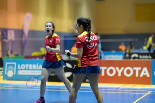 Una pareja celebra un punto en el Andalusian Benalmádena International de bádminton.