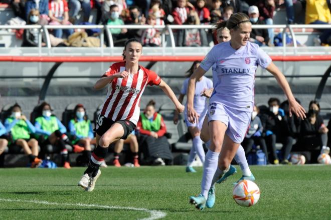 Ane Azkona persigue a Irene Paredes, central del Barça, en el choque de Lezama (Foto: Athletic Club).