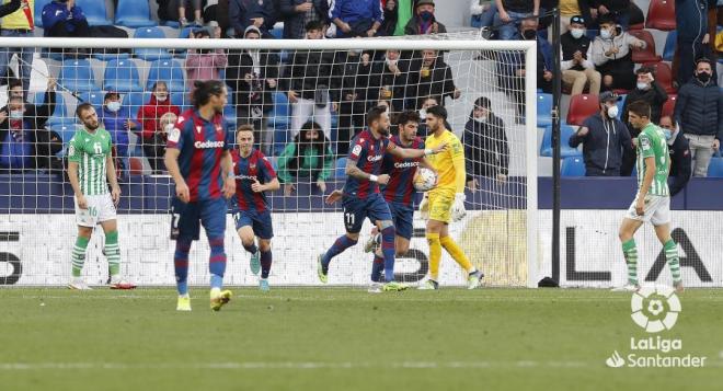 Celebración granota del segundo gol de Dani Gómez ante el Betis. (Foto: LaLiga)