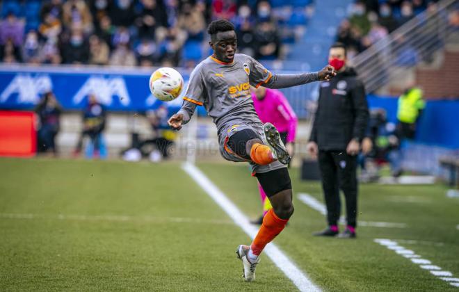 Mouctar Diakhaby despeja un balón en el Deportivo Alavés - Valencia CF (Foto: Valencia CF).