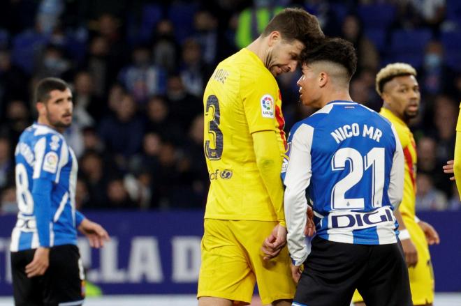 Gerad Piqué y Melamed se encaran en el Espanyol-Barcelona (Foto: EFE).
