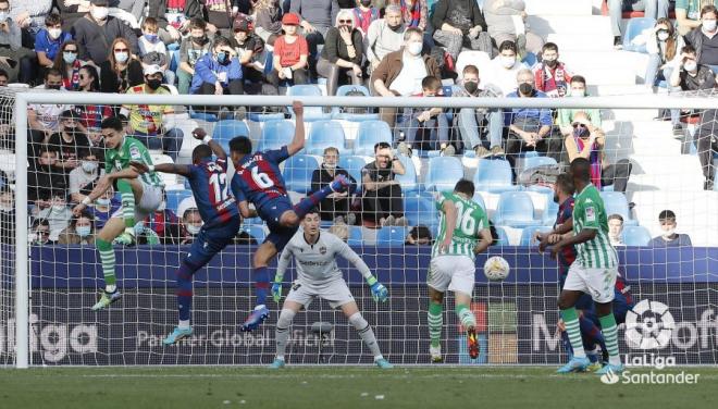 Imagen de uno de los goles en contra del Levante. (Foto: LaLiga)