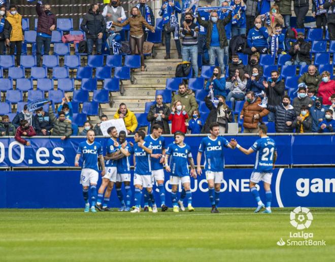 Los jugadores del Oviedo celebran uno de los goles del partido (Foto: LaLiga).