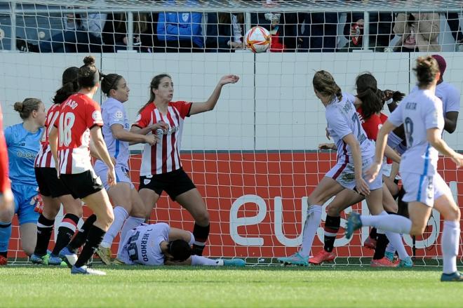 Oihane Valdezate salva un remate del Barça, bajo palos, en Lezama (Foto: Athletic Club).