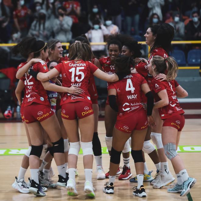 Los jugadoras del Cajasol Voley celebran el triunfo.