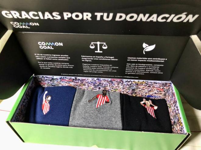 Este es el nuevo pack de calcetines solidarios que cuentan con la colaboración de Raúl García, Iñigo Martínez e Iñaki Williams. Sirven para ayudar en la lucha contra el Cáncer Infantil (Foto: DMQ Bizkaia).