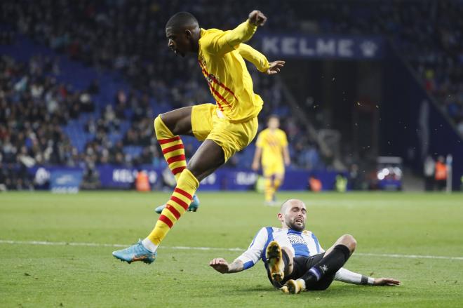 Dembélé salta sobre Aleix Vidal en el Espanyol-Barcelona (Foto: Cordon Press).