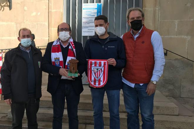 Recibimiento del alcalde a Ángel Heras, Goyo Arbizu y Andoni Goikoetxea en Torreperogil.