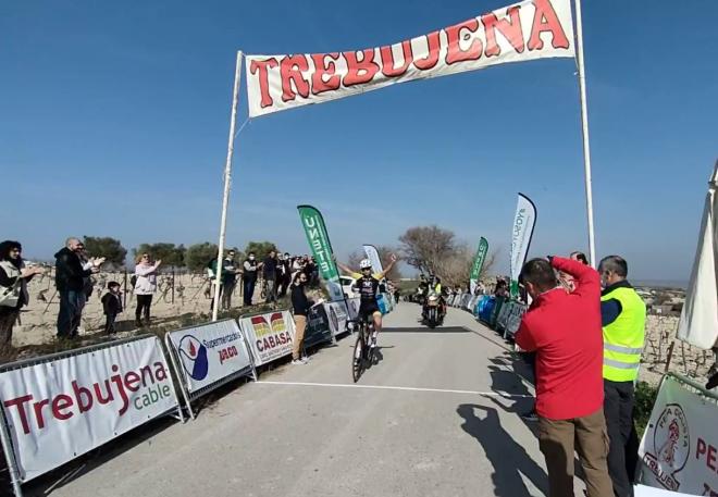 Una ciclista entrando en meta en la Copa de Andalucía de Féminas 2022 (Foto: Federación andaluza de ciclismo)