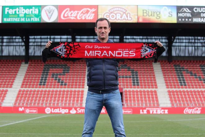 Joseba Etxeberria posa en Anduva con una bufanda del CD Mirandés.