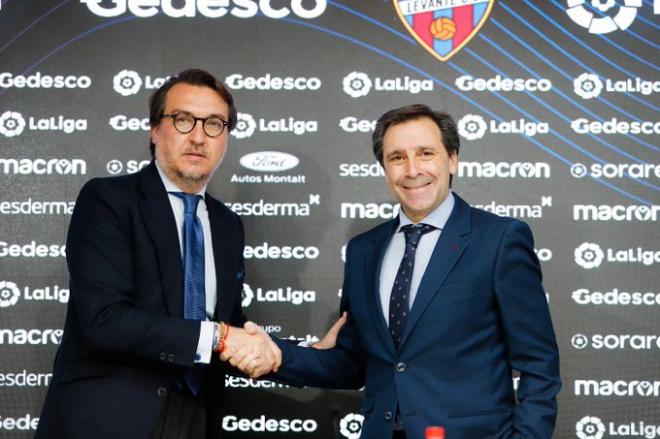 Quico Catalán posa junto a Felipe Miñambres en la presentación del director deportivo.