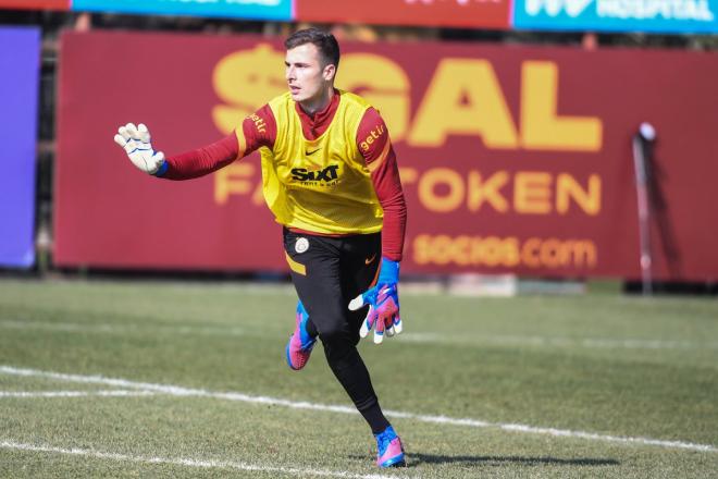 Iñaki Peña, en un entrenamiento del Galatasaray (FOTO: @GalatasaraySK).