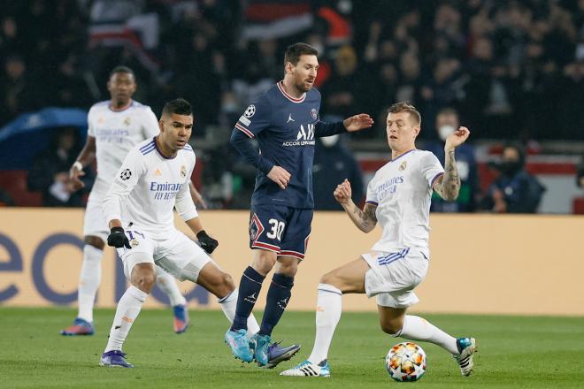 Leo Messi controla el balón ante la presión de Kroos (FOTO: Cordón Press).