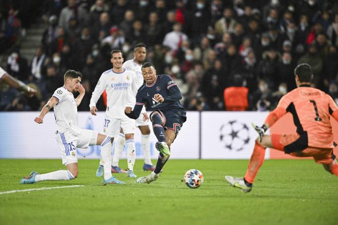 Mbappé bate a Courtois en el PSG-Real Madrid (Foto: Cordon Press).